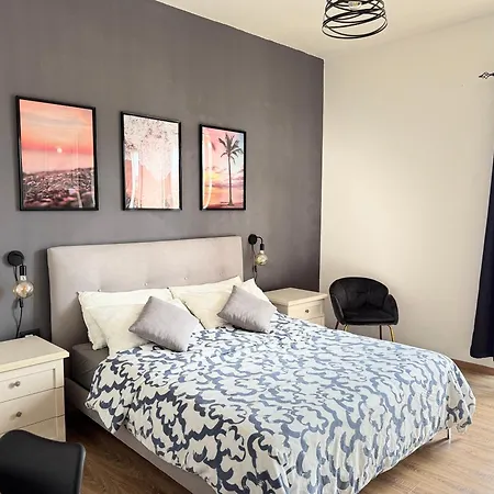 - Parcheggio Gratuito *